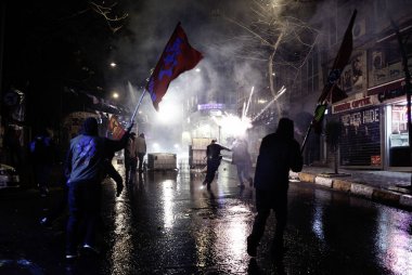 İstanbul'da hükümet karşıtı bir protesto sırasında polis ve göstericiler çatıştı, Türkiye Şubat 22, 2014.