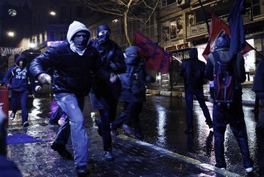 İstanbul'da hükümet karşıtı bir protesto sırasında polis ve göstericiler çatıştı, Türkiye Şubat 22, 2014.