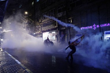 İstanbul'da hükümet karşıtı bir protesto sırasında polis ve göstericiler çatıştı, Türkiye Şubat 22, 2014.