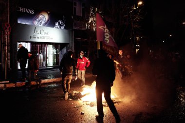 İstanbul'da hükümet karşıtı bir protesto sırasında polis ve göstericiler çatıştı, Türkiye Şubat 22, 2014.