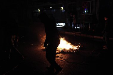İstanbul'da hükümet karşıtı bir protesto sırasında polis ve göstericiler çatıştı, Türkiye Şubat 22, 2014.