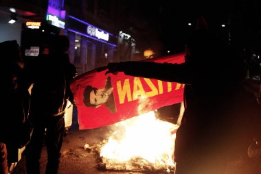İstanbul'da hükümet karşıtı bir protesto sırasında polis ve göstericiler çatıştı, Türkiye Şubat 22, 2014.