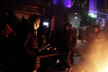 İstanbul'da hükümet karşıtı bir protesto sırasında polis ve göstericiler çatıştı, Türkiye Şubat 22, 2014.