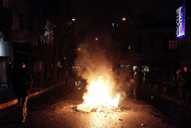 İstanbul'da hükümet karşıtı bir protesto sırasında polis ve göstericiler çatıştı, Türkiye Şubat 22, 2014.
