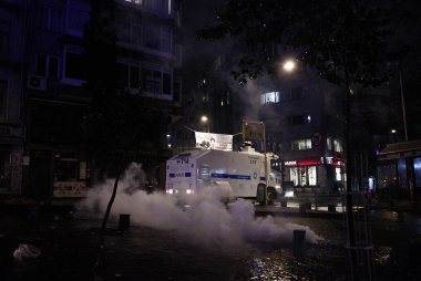 İstanbul'da hükümet karşıtı bir protesto sırasında polis ve göstericiler çatıştı, Türkiye Şubat 22, 2014.