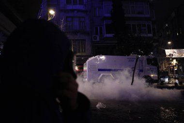 İstanbul'da hükümet karşıtı bir protesto sırasında polis ve göstericiler çatıştı, Türkiye Şubat 22, 2014.