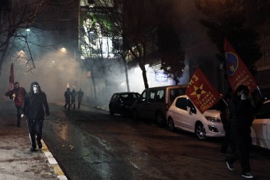 İstanbul'da hükümet karşıtı bir protesto sırasında polis ve göstericiler çatıştı, Türkiye Şubat 22, 2014.