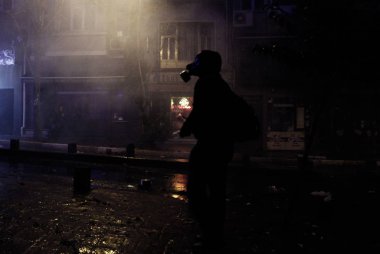 İstanbul'da hükümet karşıtı bir protesto sırasında polis ve göstericiler çatıştı, Türkiye Şubat 22, 2014.