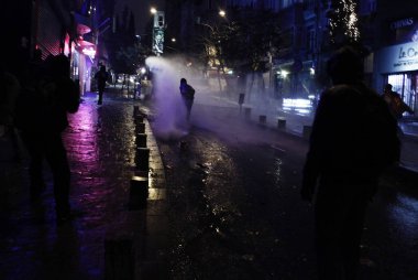İstanbul'da hükümet karşıtı bir protesto sırasında polis ve göstericiler çatıştı, Türkiye Şubat 22, 2014.