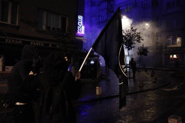 İstanbul'da hükümet karşıtı bir protesto sırasında polis ve göstericiler çatıştı, Türkiye Şubat 22, 2014.