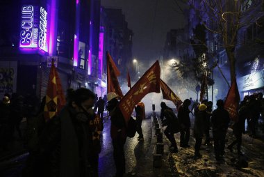 İstanbul'da hükümet karşıtı bir protesto sırasında polis ve göstericiler çatıştı, Türkiye Şubat 22, 2014.