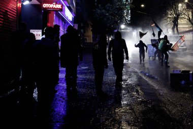 İstanbul'da hükümet karşıtı bir protesto sırasında polis ve göstericiler çatıştı, Türkiye Şubat 22, 2014.