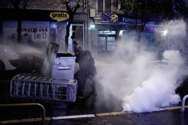İstanbul'da hükümet karşıtı bir protesto sırasında polis ve göstericiler çatıştı, Türkiye Şubat 22, 2014.