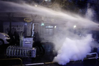 İstanbul'da hükümet karşıtı bir protesto sırasında polis ve göstericiler çatıştı, Türkiye Şubat 22, 2014.