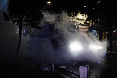 İstanbul'da hükümet karşıtı bir protesto sırasında polis ve göstericiler çatıştı, Türkiye Şubat 22, 2014.