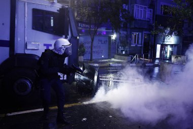 İstanbul'da hükümet karşıtı bir protesto sırasında polis ve göstericiler çatıştı, Türkiye Şubat 22, 2014.