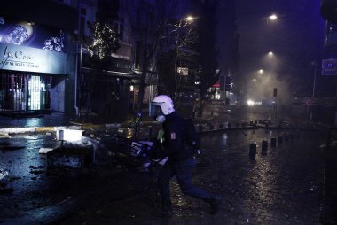 İstanbul'da hükümet karşıtı bir protesto sırasında polis ve göstericiler çatıştı, Türkiye Şubat 22, 2014.