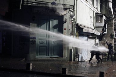 İstanbul'da hükümet karşıtı bir protesto sırasında polis ve göstericiler çatıştı, Türkiye Şubat 22, 2014.