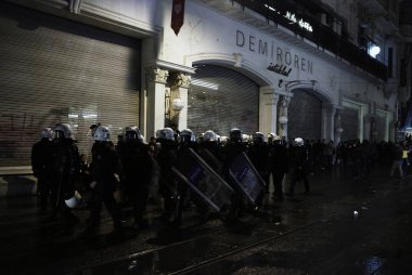 İstanbul'da hükümet karşıtı bir protesto sırasında polis ve göstericiler çatıştı, Türkiye Şubat 22, 2014.