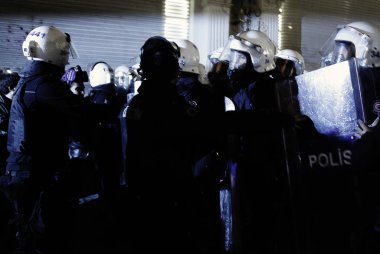 İstanbul'da hükümet karşıtı bir protesto sırasında polis ve göstericiler çatıştı, Türkiye Şubat 22, 2014.