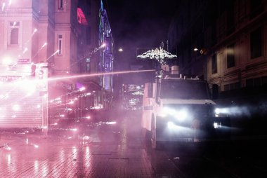 İstanbul'da hükümet karşıtı bir protesto sırasında polis ve göstericiler çatıştı, Türkiye Şubat 22, 2014.