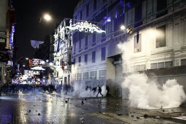 İstanbul'da hükümet karşıtı bir protesto sırasında polis ve göstericiler çatıştı, Türkiye Şubat 22, 2014.