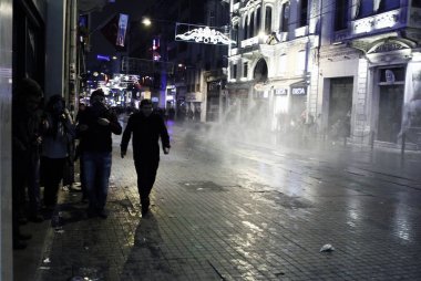 İstanbul'da hükümet karşıtı bir protesto sırasında polis ve göstericiler çatıştı, Türkiye Şubat 22, 2014.