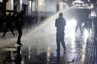 İstanbul'da hükümet karşıtı bir protesto sırasında polis ve göstericiler çatıştı, Türkiye Şubat 22, 2014.