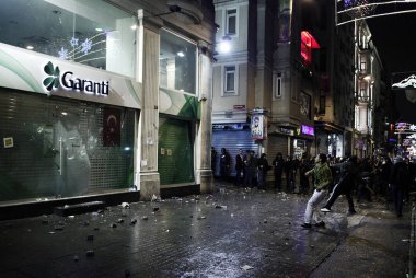 İstanbul'da hükümet karşıtı bir protesto sırasında polis ve göstericiler çatıştı, Türkiye Şubat 22, 2014.