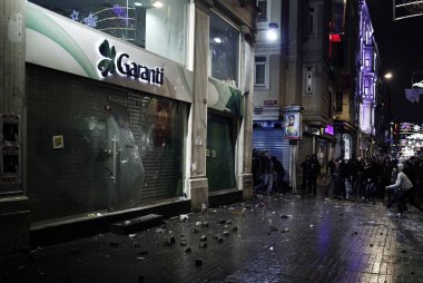 İstanbul'da hükümet karşıtı bir protesto sırasında polis ve göstericiler çatıştı, Türkiye Şubat 22, 2014.