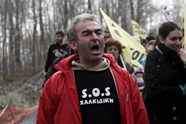 Chalkidiki yarımadasında altın madeni operasyonu protesto mitingi onlar Skouries çevreye onarılamaz zarar verecek iddia, Yunanistan Kasım'da 23, 2014