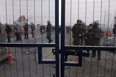Polis Kasım'da Yunanistan'ın Chalkidiki yarımadasının Skouries bölgesinde altın madenciliği karşı bir protesto sırasında göstericilere karşı göz yaşartıcı gaz kullanır 23, 2014