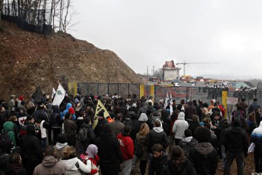Polis Kasım'da Yunanistan'ın Chalkidiki yarımadasının Skouries bölgesinde altın madenciliği karşı bir protesto sırasında göstericilere karşı göz yaşartıcı gaz kullanır 23, 2014