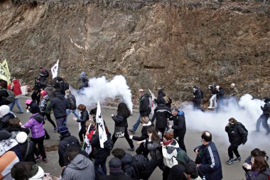 Polis Kasım'da Yunanistan'ın Chalkidiki yarımadasının Skouries bölgesinde altın madenciliği karşı bir protesto sırasında göstericilere karşı göz yaşartıcı gaz kullanır 23, 2014