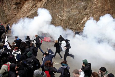 Polis Kasım'da Yunanistan'ın Chalkidiki yarımadasının Skouries bölgesinde altın madenciliği karşı bir protesto sırasında göstericilere karşı göz yaşartıcı gaz kullanır 23, 2014