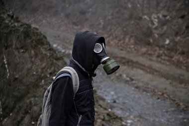 Polis Kasım'da Yunanistan'ın Chalkidiki yarımadasının Skouries bölgesinde altın madenciliği karşı bir protesto sırasında göstericilere karşı göz yaşartıcı gaz kullanır 23, 2014