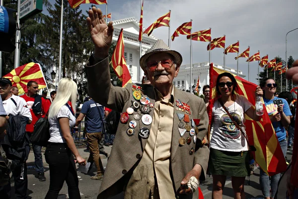 Demonstranti Kteří Zastávají Makedonskou Vlajku Prapory Během Protestu Proti Premiérovi — Stock fotografie