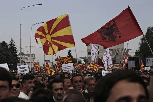 2015年5月17日 マケドニアのスコピエの政府の事務所に向かって行進するニコラ グルエフスキー首相に対する抗議デモの際 マケドニアの旗と旗を掲げた抗議者たち — ストック写真