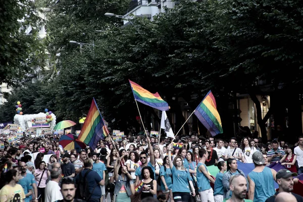 Katılımcılar Selanik'te Gay Pride geçit töreni sırasında yürüyüş, Yunanistan Haziran'da 21, 2014