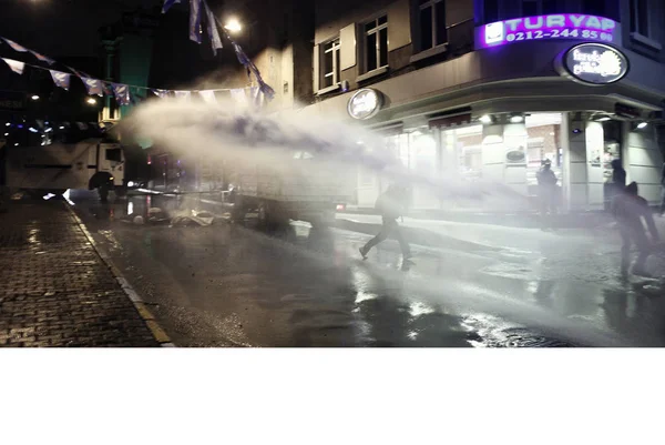 2014년 22일 이스탄불에서 반정부 시위가 벌어지는 경찰과 시위대가 충돌했다 — 스톡 사진