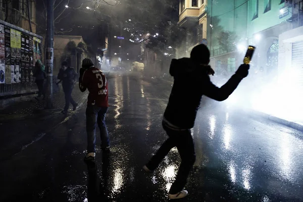 トルコのイスタンブールで反政府デモ中に警察とデモ隊が衝突 2014 — ストック写真