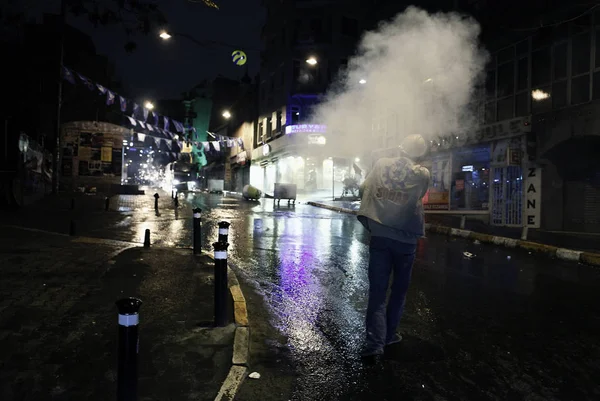 トルコのイスタンブールで反政府デモ中に警察とデモ隊が衝突 2014 — ストック写真