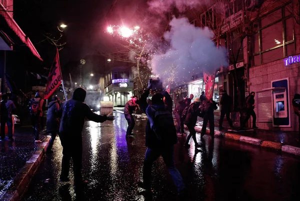 İstanbul'da hükümet karşıtı bir protesto sırasında polis ve göstericiler çatıştı, Türkiye Şubat 22, 2014.