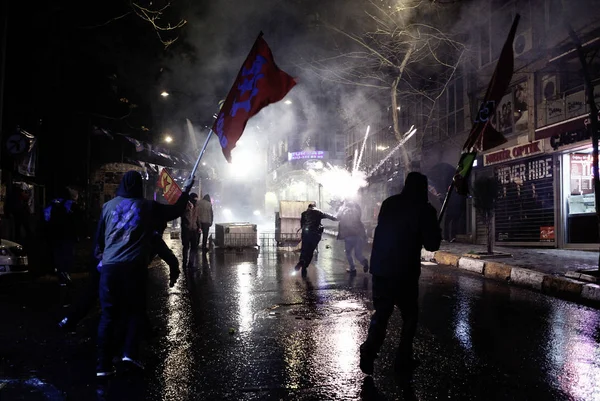 トルコのイスタンブールで反政府デモ中に警察とデモ隊が衝突 2014 — ストック写真