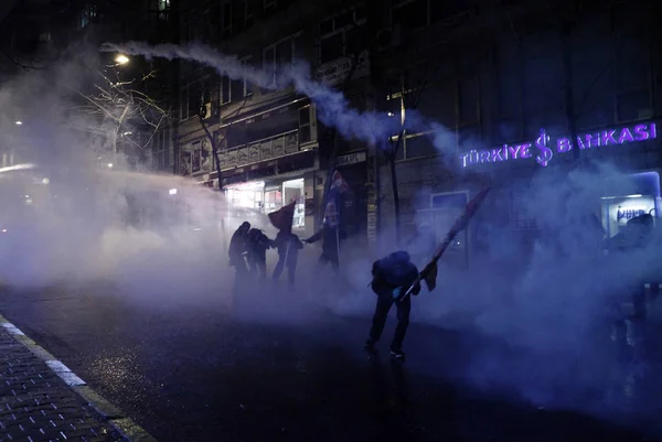 2014 土耳其伊斯坦布尔发生反政府抗议活动 警察和示威者发生冲突 — 图库照片