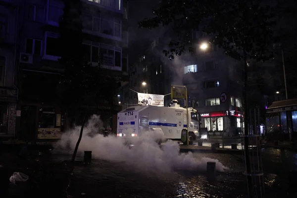 トルコのイスタンブールで反政府デモ中に警察とデモ隊が衝突 2014 — ストック写真