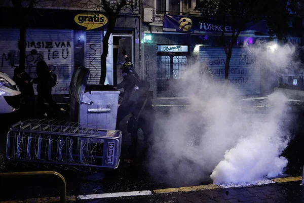 Policías Manifestantes Enfrentaron Durante Una Protesta Antigubernamental Estambul Turquía Febrero —  Fotos de Stock