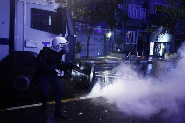 トルコのイスタンブールで反政府デモ中に警察とデモ隊が衝突 2014 — ストック写真