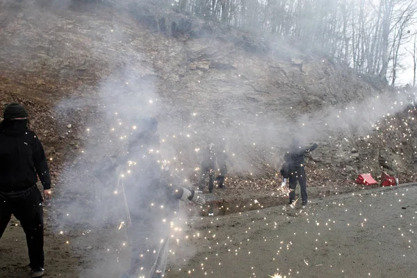 警察は 2014年11月23日にギリシャのチャルキディキ半島のスコリーズ地域で金採掘に抗議する際に デモ隊に対して催涙ガスを使用します — ストック写真
