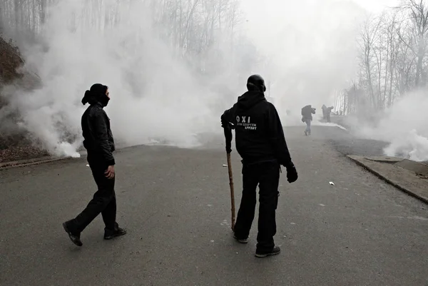 警察は 2014年11月23日にギリシャのチャルキディキ半島のスコリーズ地域で金採掘に抗議する際に デモ隊に対して催涙ガスを使用します — ストック写真